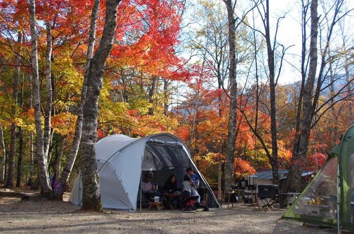 紅葉の中ヘリノックステントV-tarpでキャンプを楽しむ家族
