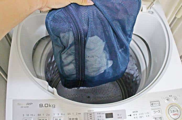 無印良品のそのまま洗える衣類ケースをそのまま洗濯機へ入れる様子