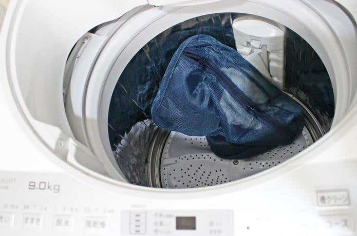 無印良品のそのまま洗える衣類ケースに入った衣類をそのまま洗濯機へ入れた様子