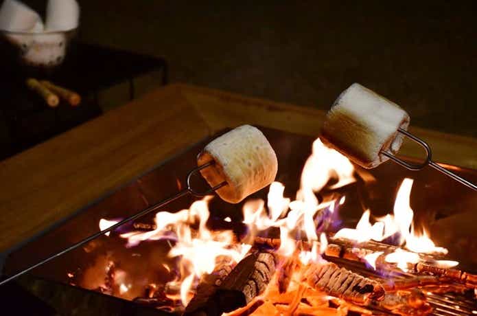 秋冬キャンプで囲炉裏スタイル　焼きマシュマロ
