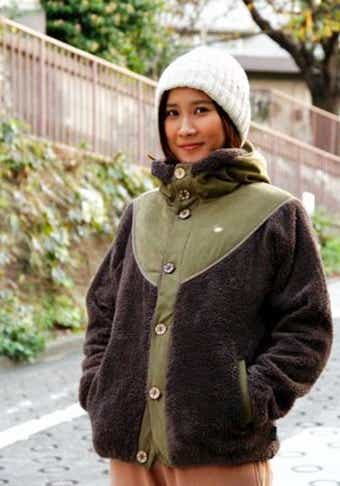 冬キャンの防寒ウェアモコモコ服を着る女性