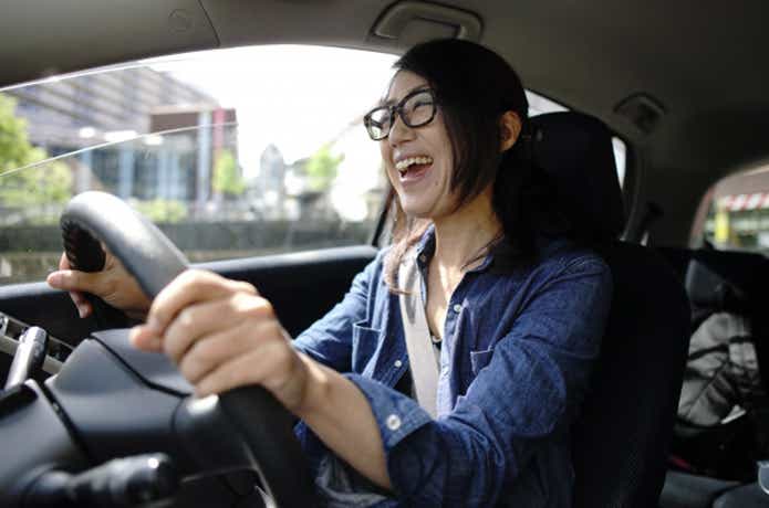 笑顔で運転する女性