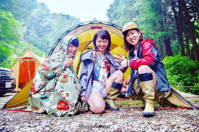 雨の中キャンプをする女性３人