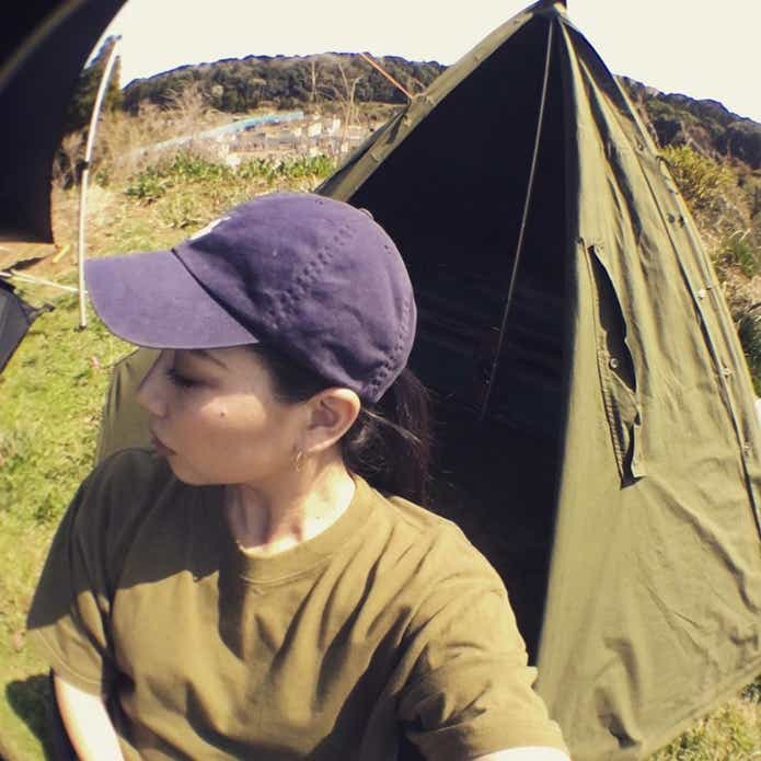 軍幕のテントでキャンプする女性