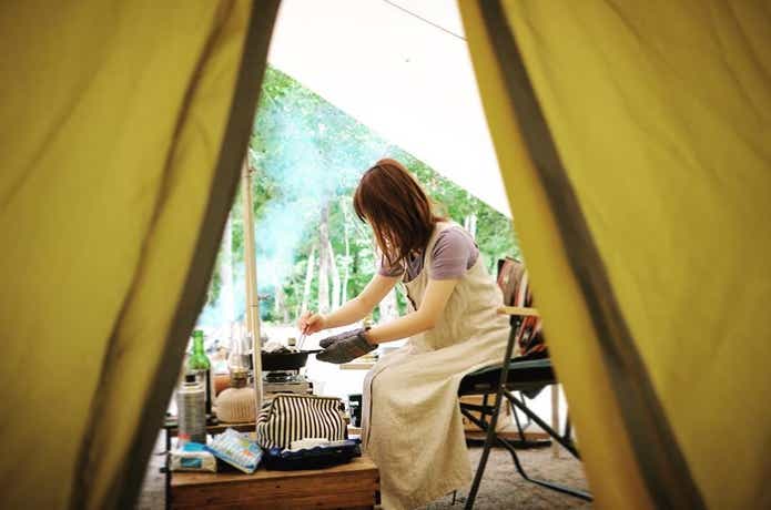 キャンプで料理をする女性