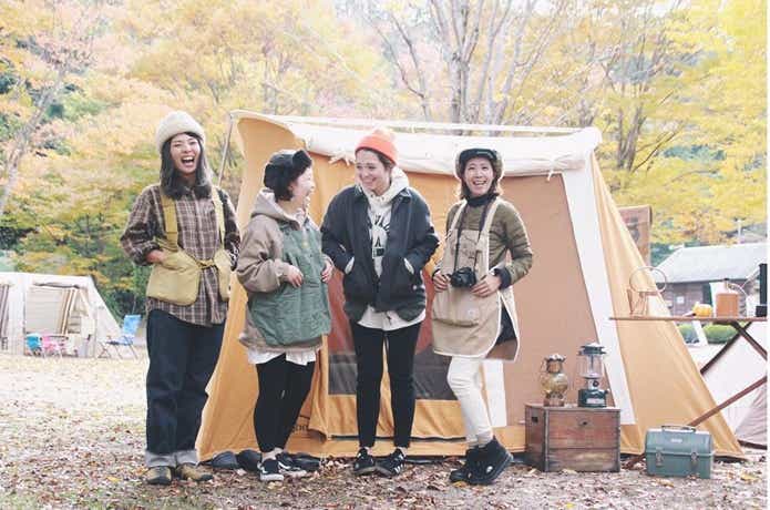 秋冬キャンプのファッションを楽しむ女性