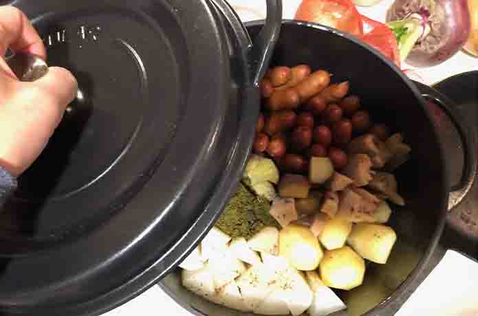 バーミキュラ「オーブンポットラウンド26cm マットブラックSUMI（炭）」で料理をする様子