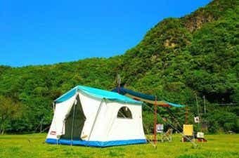 キャンプ場に建つロッジ型テント