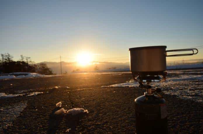 日の出とキャンプでコーヒーを沸かしている様子