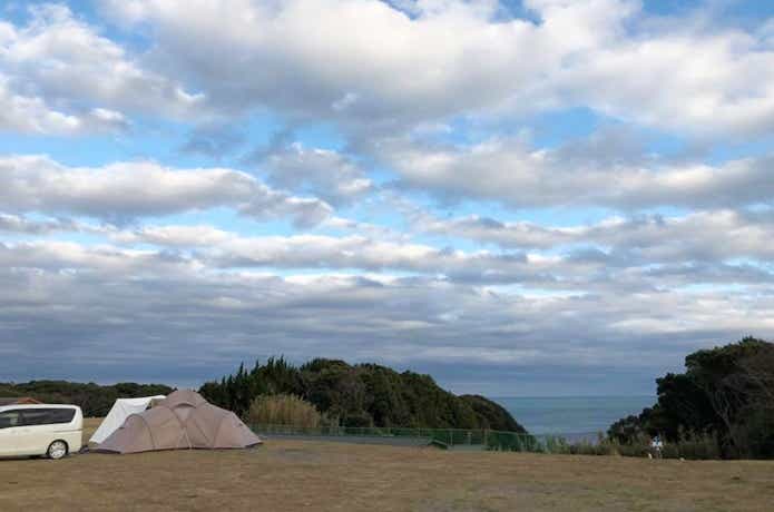 キャンプ場　テント一つ　車　雲が多い空