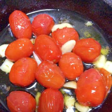 トマトとチーズのアヒージョ