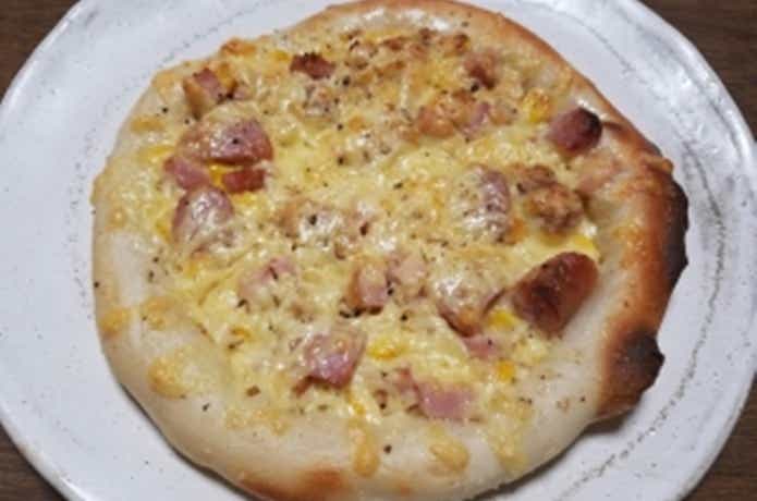 絶妙なコゲ具合がカリカリサクサク食感のピザ