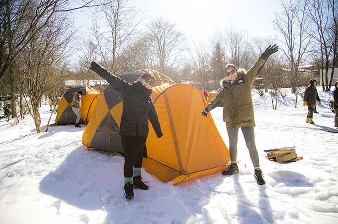 雪キャンプを楽しむ女性たち