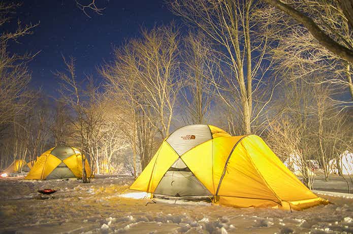 星空と雪景色のテント