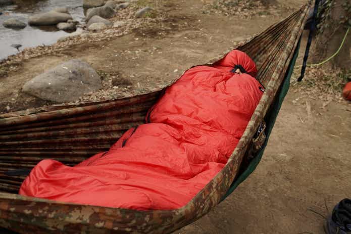 ハンモックのベッドメイキング　冷気を防ぐ