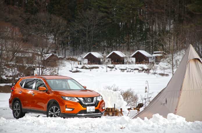 X-TRAILと雪中キャンプの風景