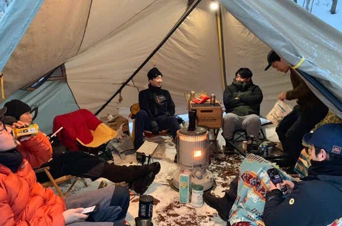 NEMO ヘキサライト6P テント 大人数でキャンプを楽しむ様子