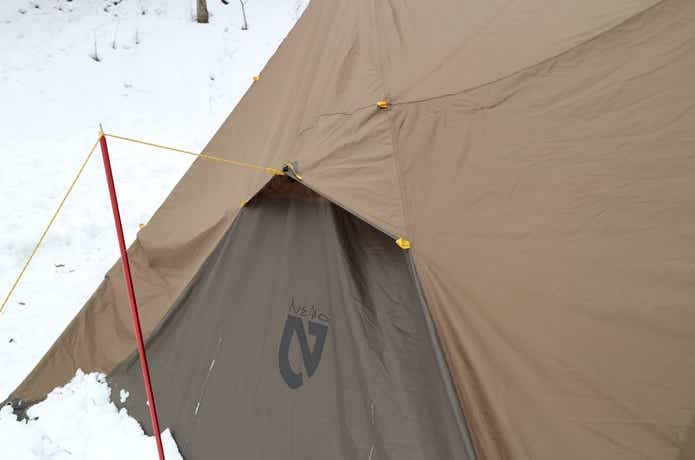 NEMO ヘキサライト6P テント ポールでベンチレーション部分を引っ張る様子