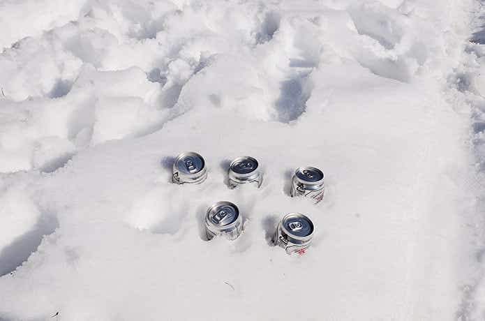 ビール缶　雪に埋める