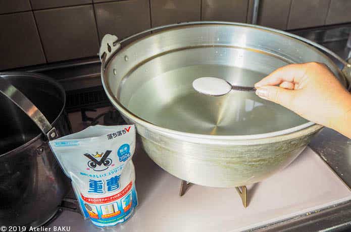 鍋の水に重曹を溶かす