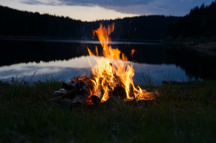 湖畔キャンプの焚き火シーン