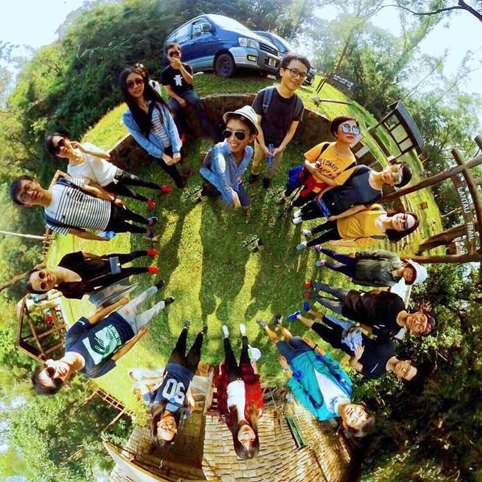 360°カメラで撮影されたグループ写真