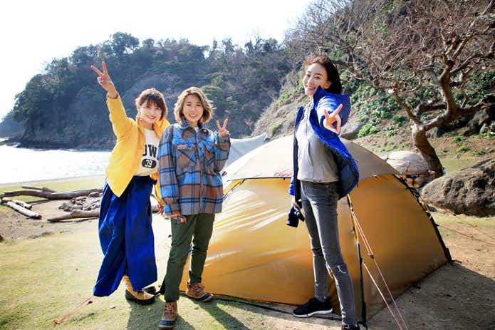 西伊豆「REN VILLAGE」にてテント設営が完了した女性3人