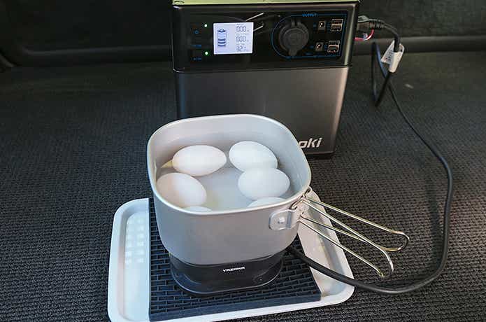 ポータブル電源とトラベルマルチクッカーでゆで卵を作る