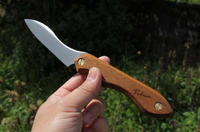 FEDECAの「折畳式料理ナイフ」を野外で手にするシーン