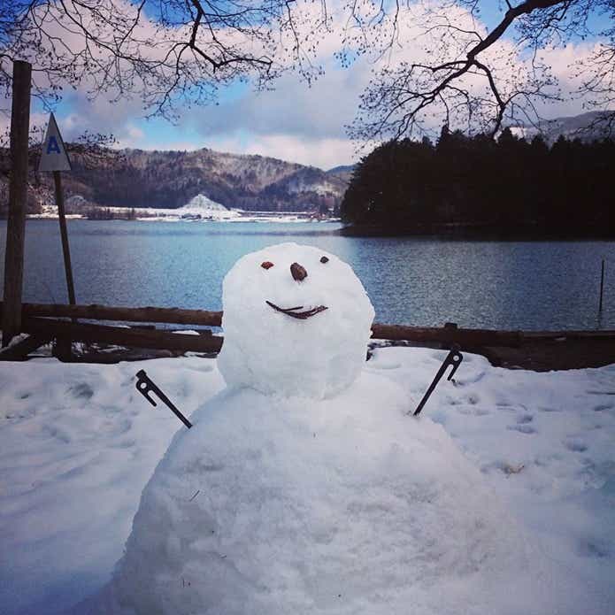湖畔に作った雪だるま