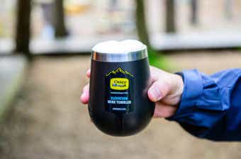 エレベーション ワインタンブラーを持っている様子