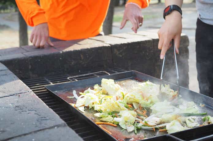 キャプテンスタッグの△ブラシならBBQ後のめんどい鉄板、網そうじが