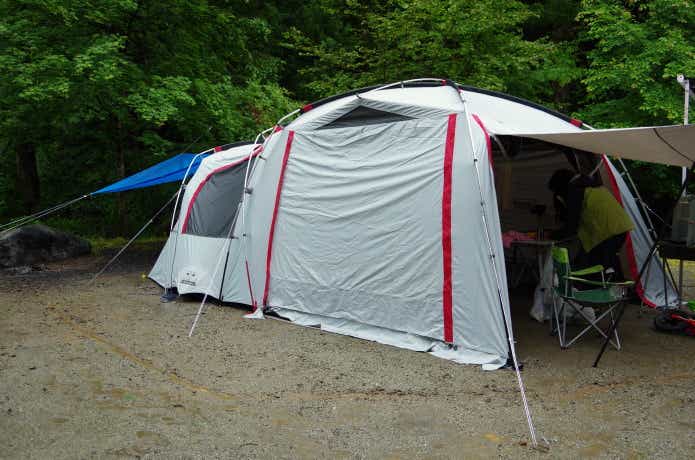 雨天時のキャンプテント設営