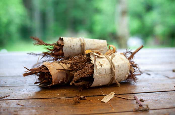 ヒノキの樹皮、乾いた小枝、麻ひもで作った着火剤