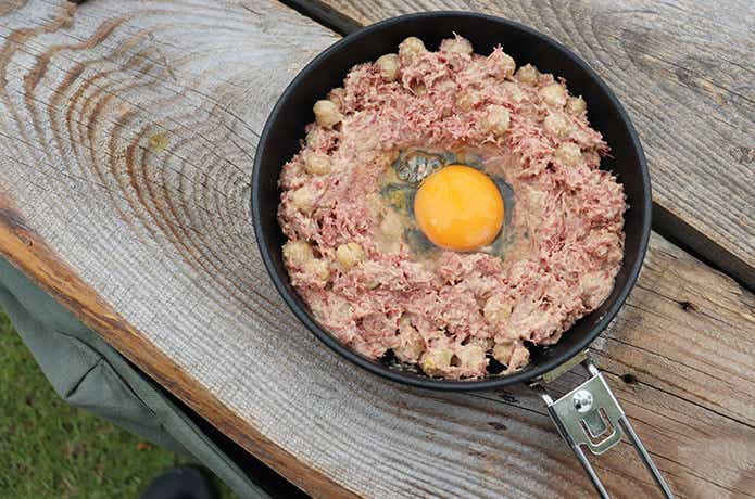 コンビーフとひよこ豆の巣ごもり卵（2人分）レシピ行程
