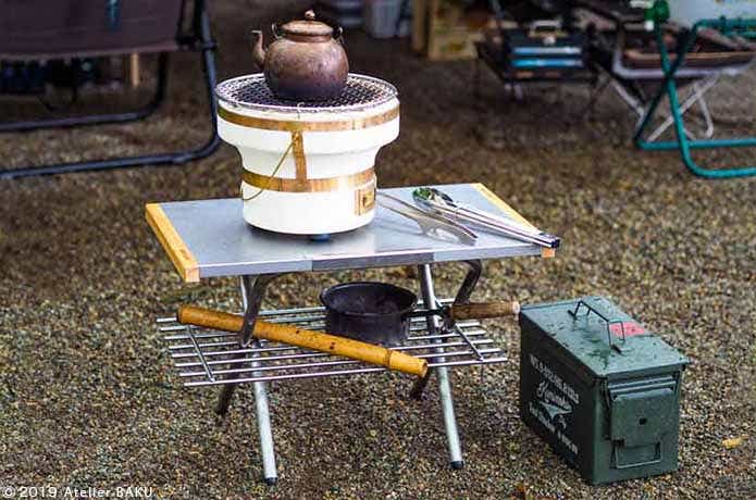 ユニフレーム ・焚き火テーブル、IKEAの鍋敷き、キャンプサイト風景