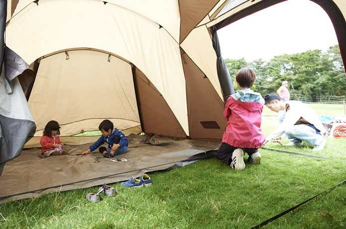 テントの中で遊ぶ子供