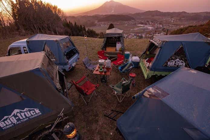 富士山の見えるキャンプ場に並ぶ軽トラキャンプカー