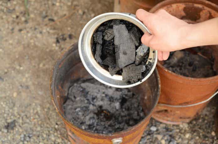 キャンプ、バーベキューのゴミ問題　使用後の炭