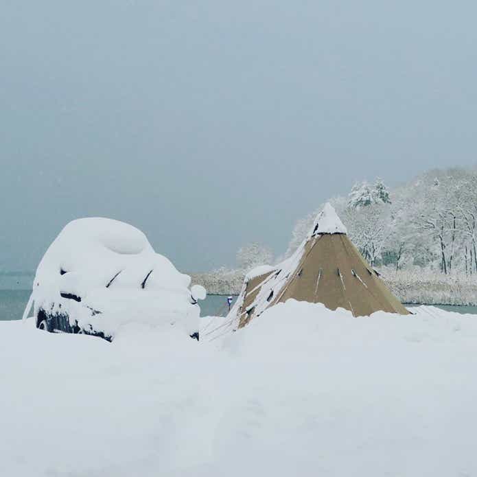 雪に埋もれた車とテント