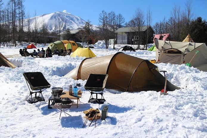 雪の中に設営したテントたち