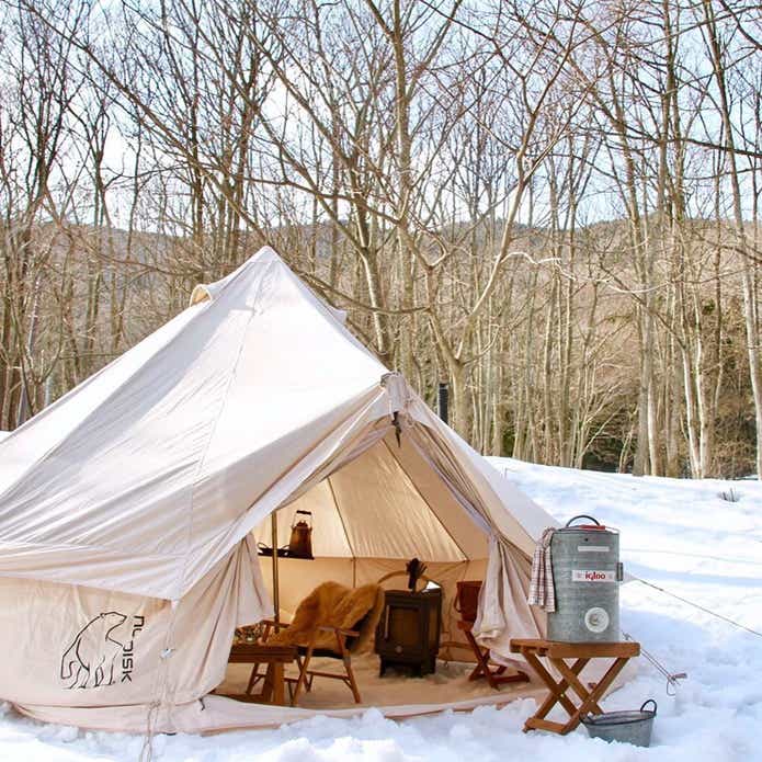 雪の中に設営したテント
