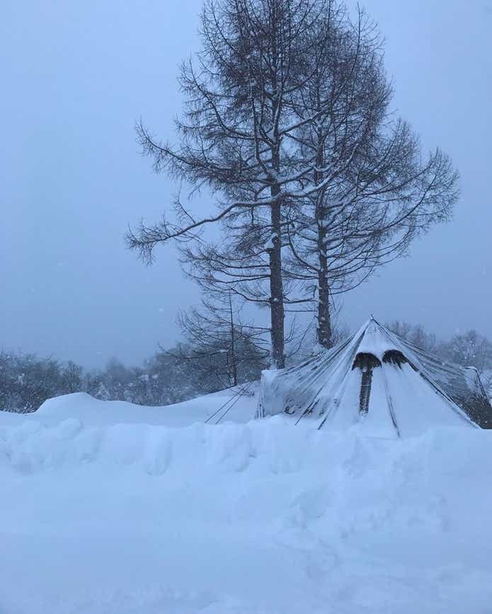 雪に埋もれそうなテント