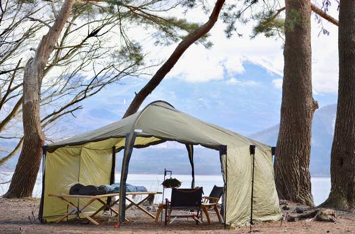 湖畔に建つテント