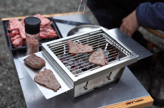 マウントスミ パーフェクトグリル ミニで肉を焼く様子