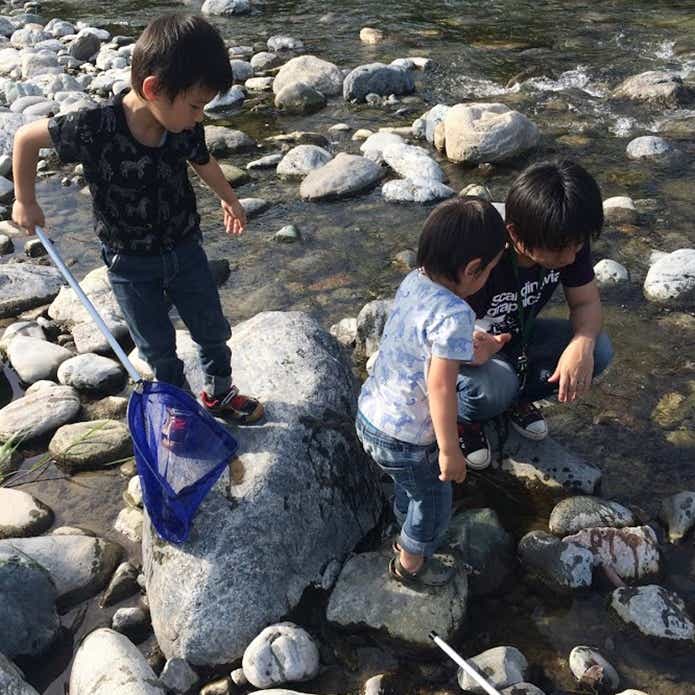 河原で遊ぶ子供たち