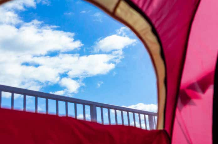 テント内から見上げる青空と雲