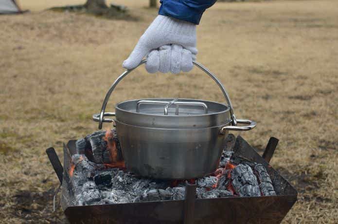 鍋を火にかける
