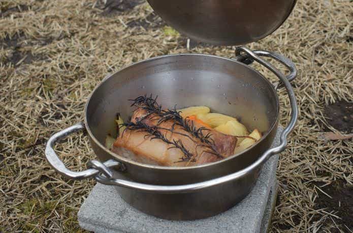 ダッチオーブンでじっくり豚ロースの作り方