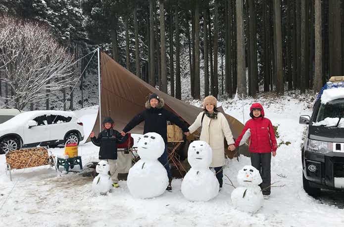 雪だるまを作る家族